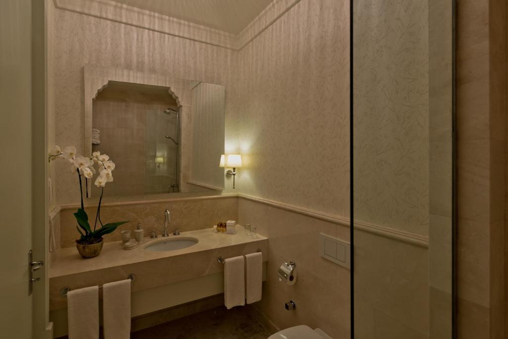 Koupelna v ubytování Vialand Palace Hotel