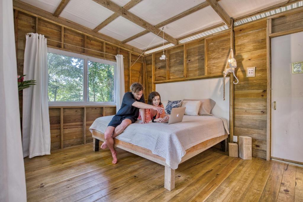 Postel nebo postele na pokoji v ubytování Monkey Tiny House - Private swimming pool