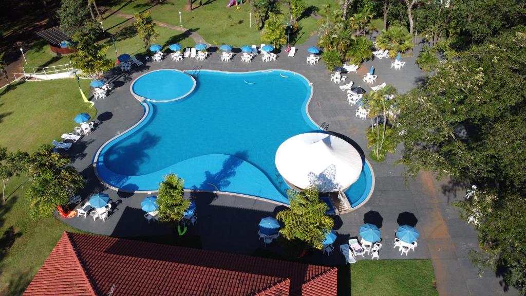 an overhead view of a pool at a resort at Hotel Água Das Araras in Paraguaçu Paulista