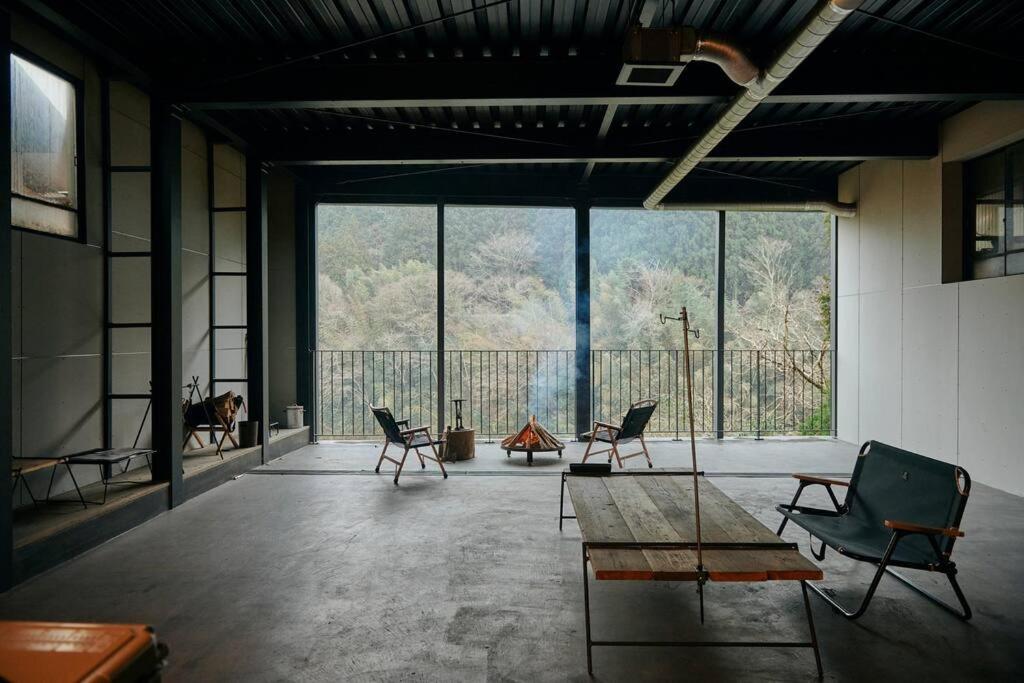 Posezení v ubytování 目の前が吉野川・雨天でも屋外体験ができる絶景の一軒家
