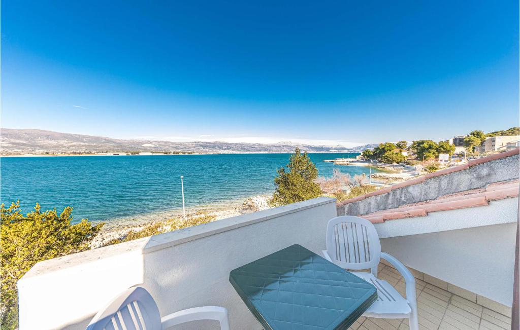 d'un balcon avec des chaises et une vue sur l'eau. dans l'établissement 1 Bedroom Amazing Apartment In Mastrinka, à Trogir