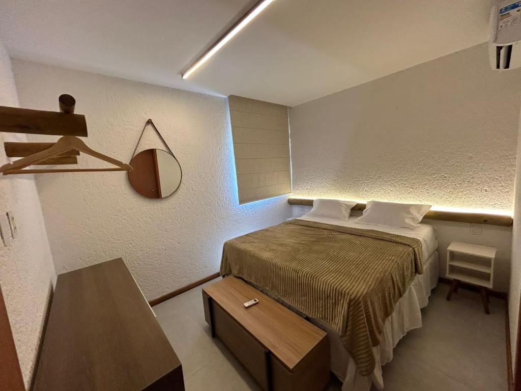 ein kleines Schlafzimmer mit einem Bett und einer Lampe in der Unterkunft KAMBY MILAGRES l Natureza e Conforto in São Miguel dos Milagres