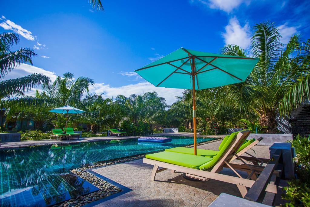 Bazén v ubytování Palm Pran Resort nebo v jeho okolí