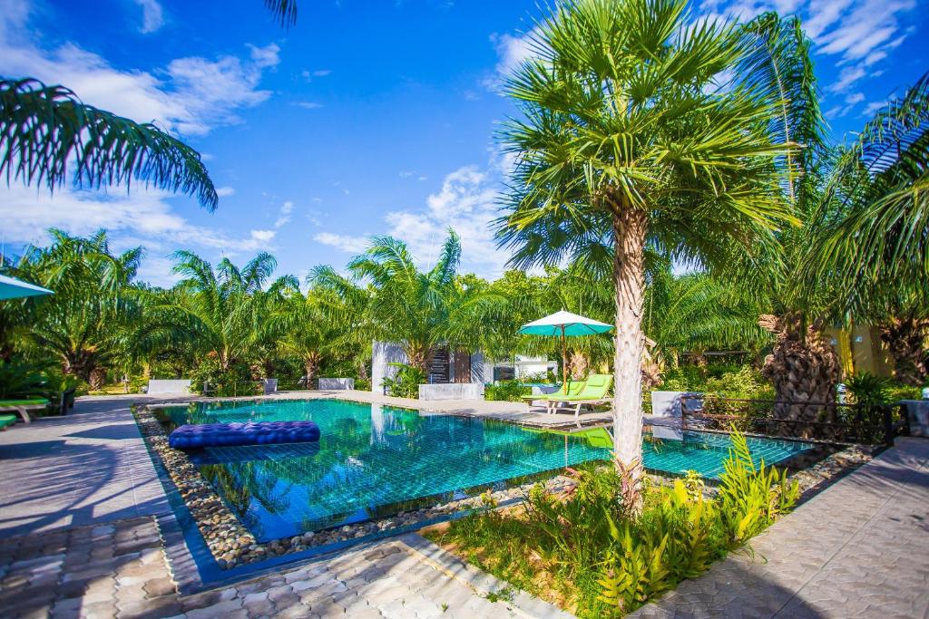 Bazén v ubytování Palm Pran Resort nebo v jeho okolí