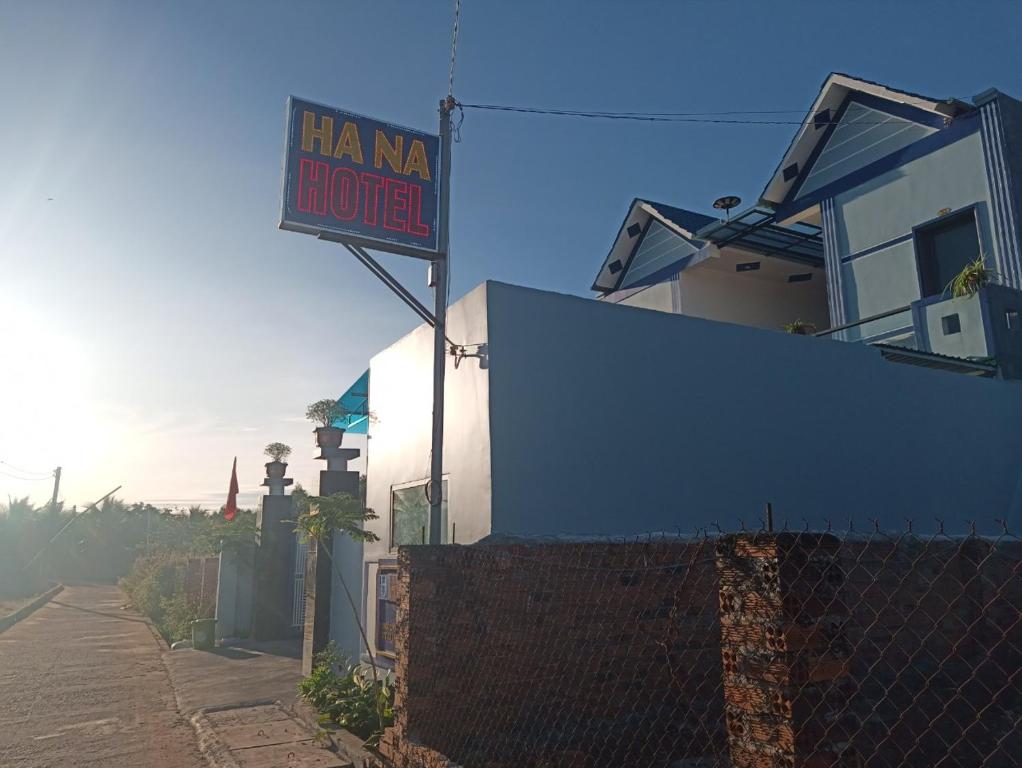 a street sign for a hanawi hotel next to a building at Ha Na Đức Linh 