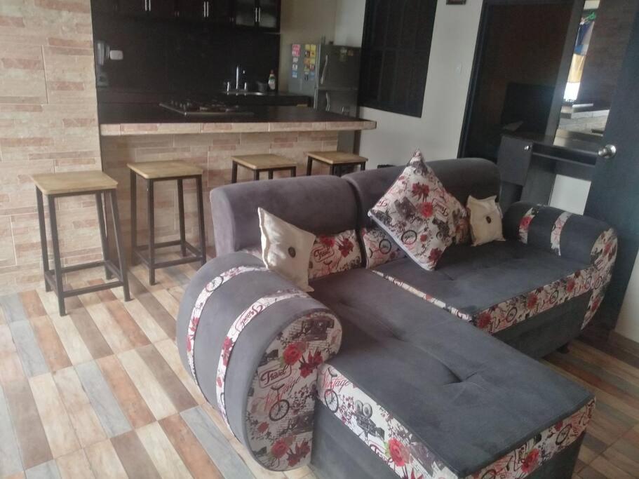 sala de estar con sofá y mesa en Cómodo apartamento Piso #202 en Dosquebradas