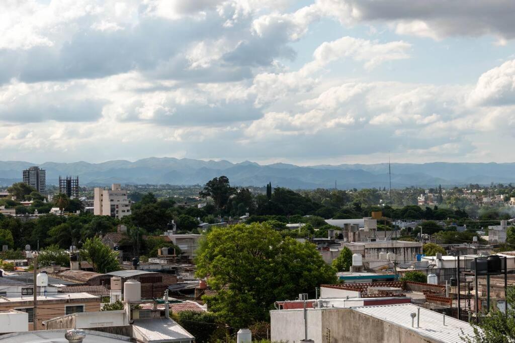 a cityscape of a city with mountains in the background at Departamento para cuatro personas in Cordoba