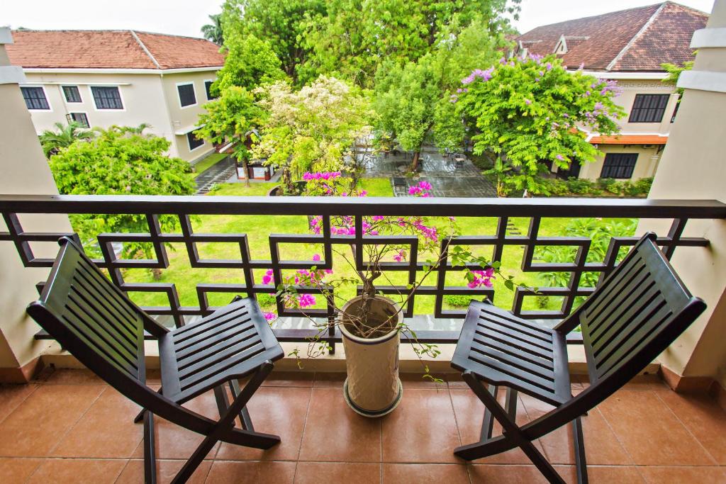 Un balcón o terraza de HOI AN HISTORIC HOTEL