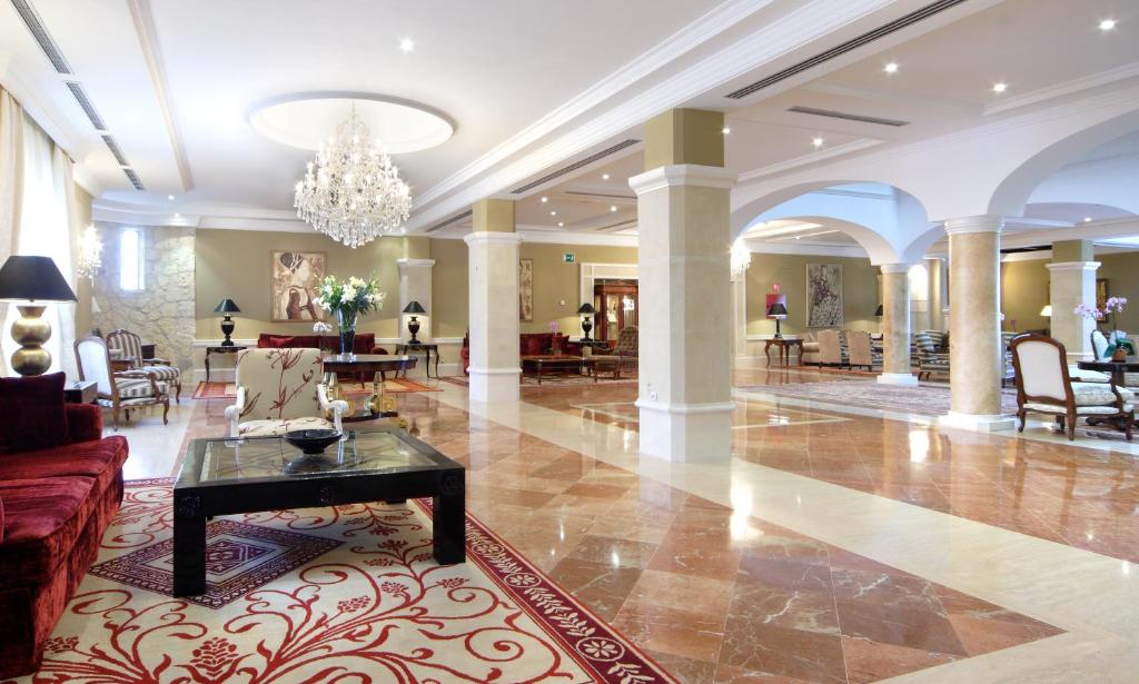 a lobby of a hotel with a couch and a table at Hotel Cándido in Segovia