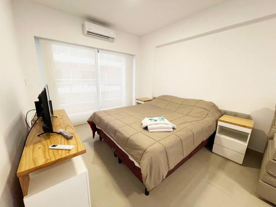 1 dormitorio con 1 cama y escritorio con TV en San Telmo Deluxe Studio en Buenos Aires
