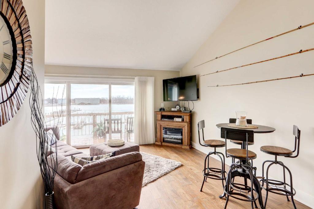 Port Clinton Condo with Balcony and Water Views!, Port Clinton