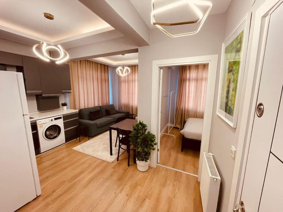 sala de estar con sofá y mesa en Fully equipped apartment, Fatih en Estambul