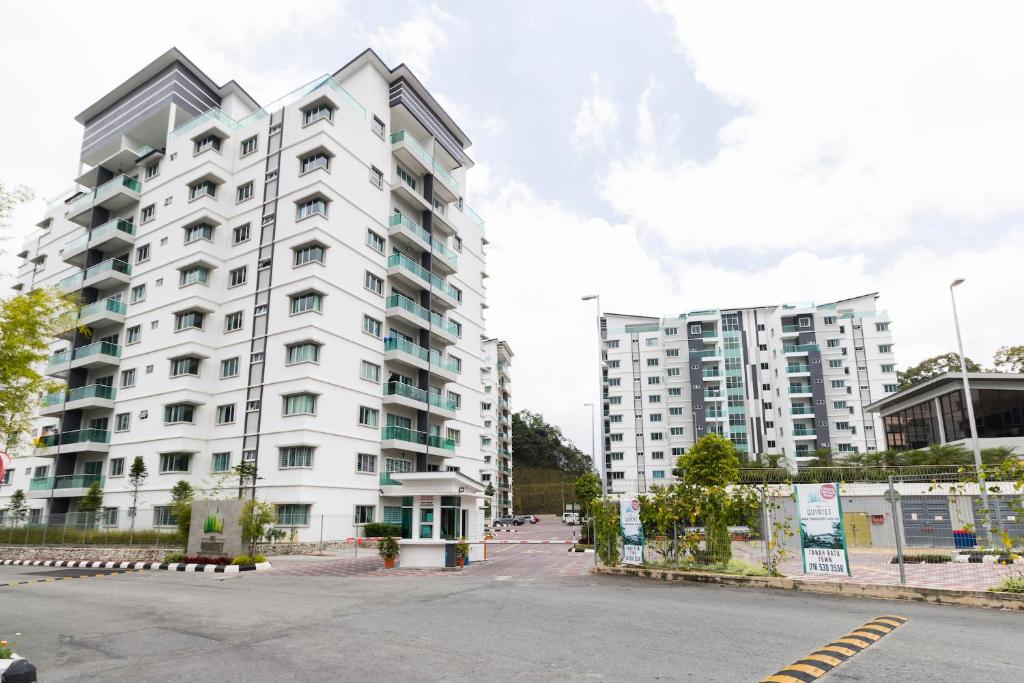 ein großes weißes Apartmenthaus mit zwei hohen Gebäuden in der Unterkunft The Quintet In Cameron Highland in Tanah Rata