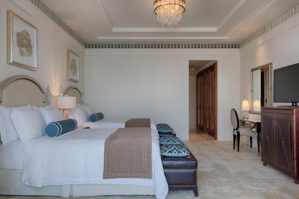 Postel nebo postele na pokoji v ubytování The St. Regis Abu Dhabi