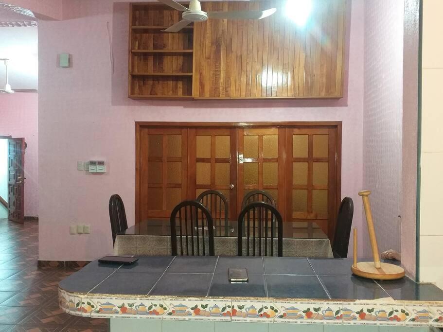 um quarto com uma mesa e cadeiras num quarto em Hermoso Departamento todas las comodidades WiFi em Tuxtla Gutiérrez