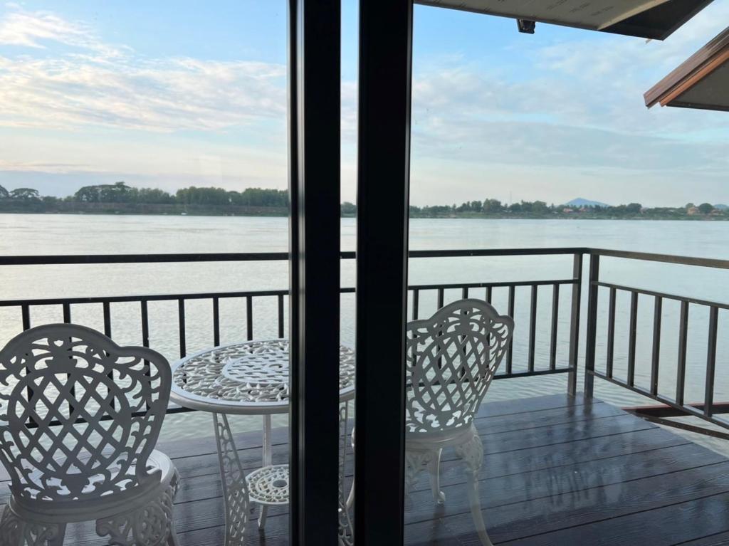 Výhled na řeku, která protéká v blízkosti hotelu