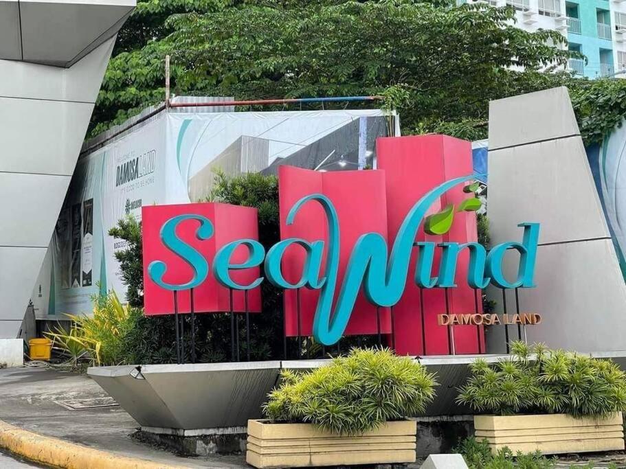 Ein Schild, auf dem steht, dass vor einem Gebäude ein Seattle ist. in der Unterkunft Davao City Condo Living Made Easy Lifestyle in Davao City