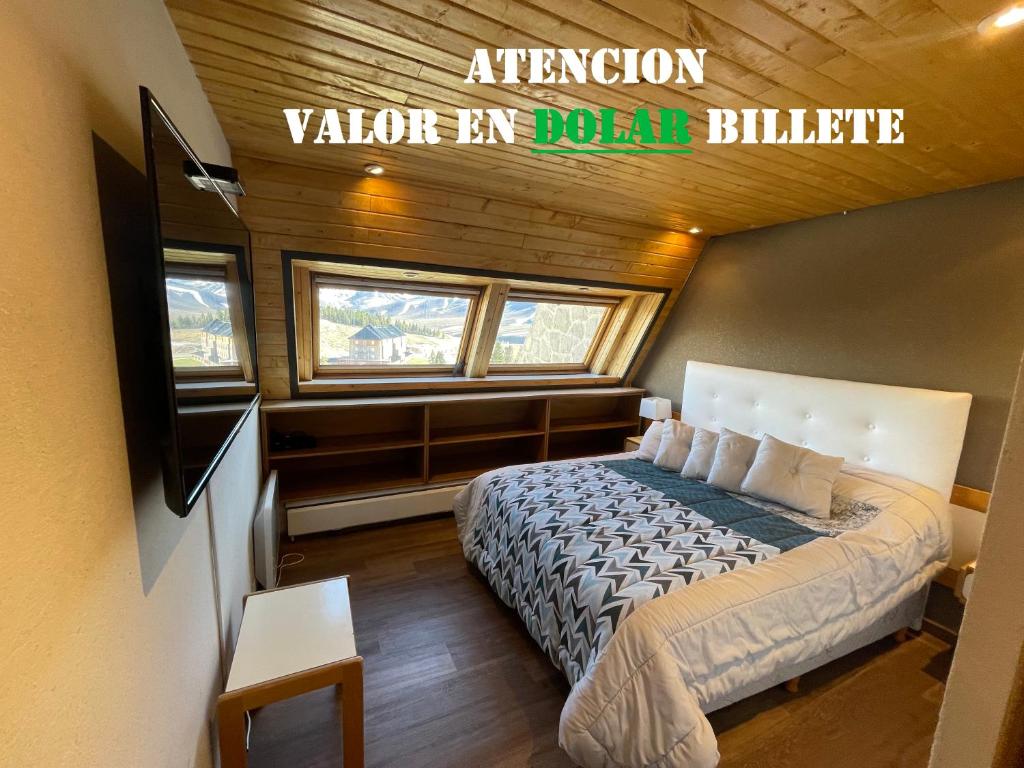 een slaapkamer met een bed in een kamer met ramen bij Departamento en Edificio Atenas con excelentes Vistas in Las Lenas
