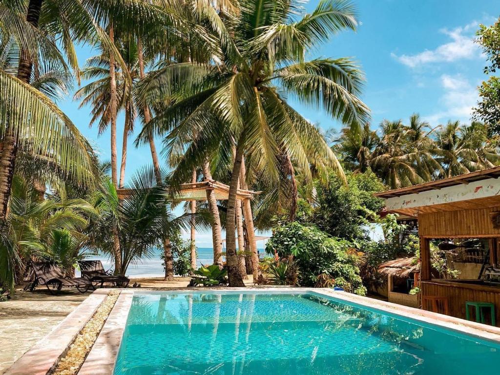Bazén v ubytování Apo Diver Beach Resort nebo v jeho okolí