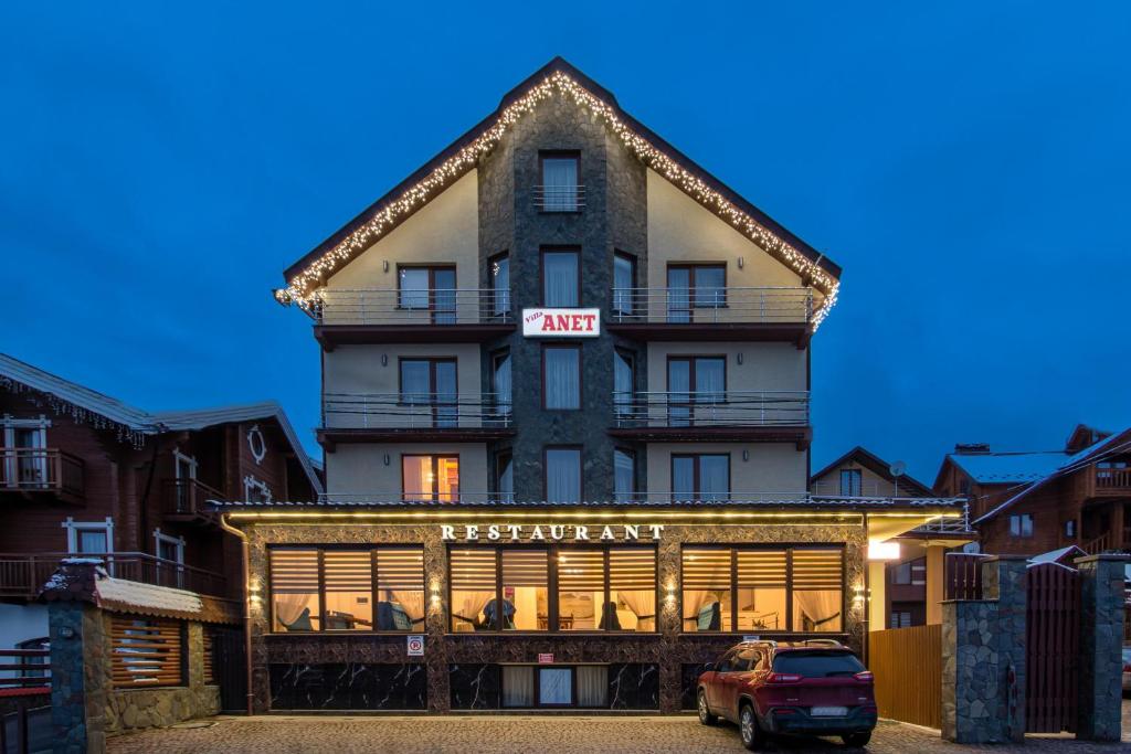 um prédio com uma placa na frente em Villa Anet em Bukovel