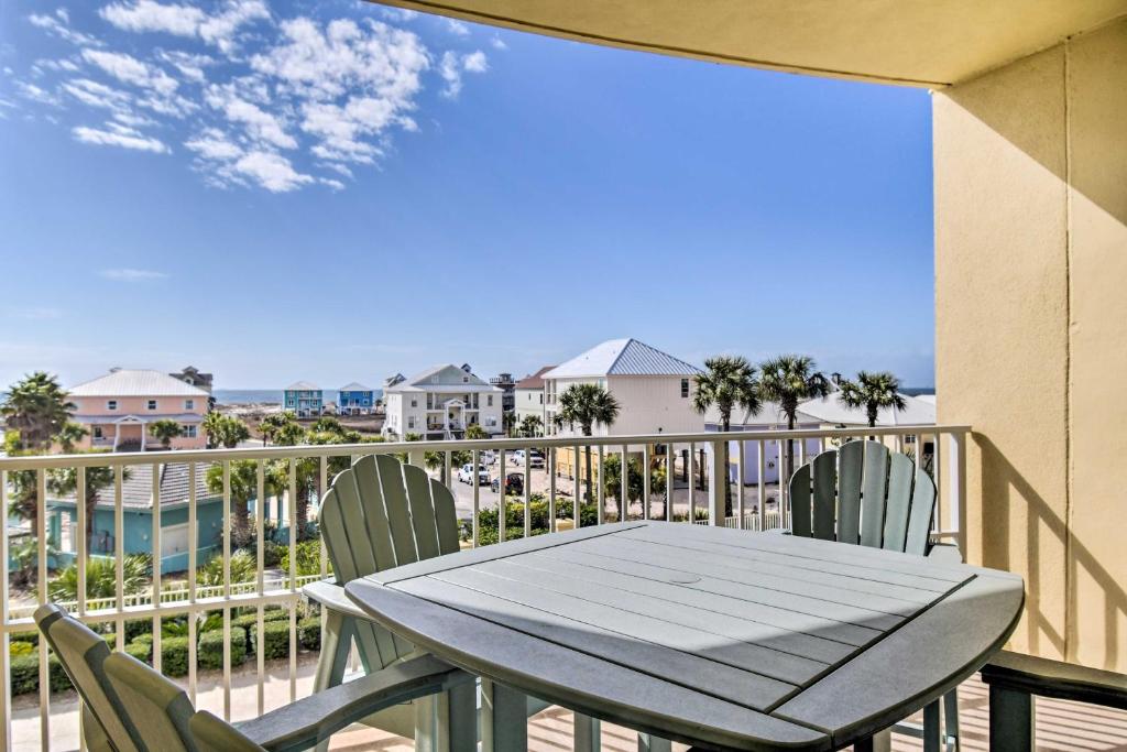 een tafel en stoelen op een balkon met uitzicht op de oceaan bij Gulf Shores Vacation Rental Walk to Beach! in Gulf Shores