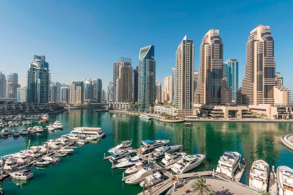 un groupe de bateaux amarrés dans un port d'une ville dans l'établissement Grosvenor House, a Luxury Collection Hotel, Dubai, à Dubaï