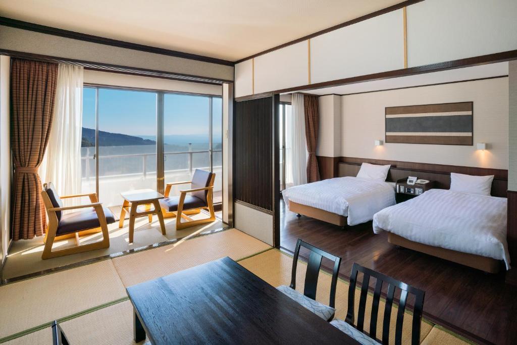 Postel nebo postele na pokoji v ubytování Kirishima Kokusai Hotel