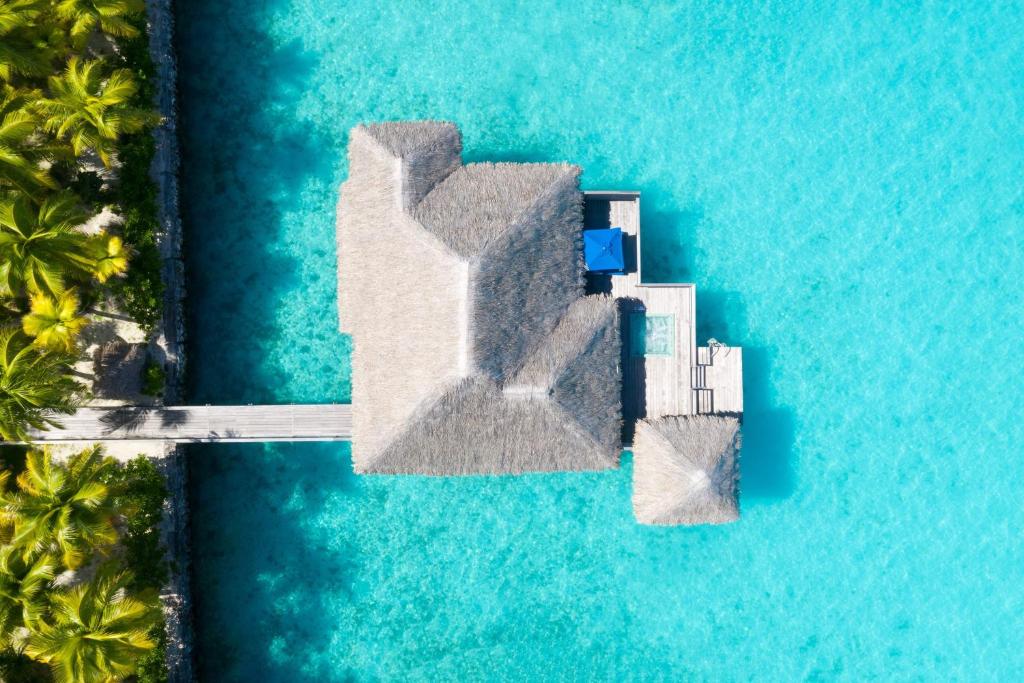 The St. Regis Bora Bora Resort - Otemanu View的漩涡状别墅和漩涡