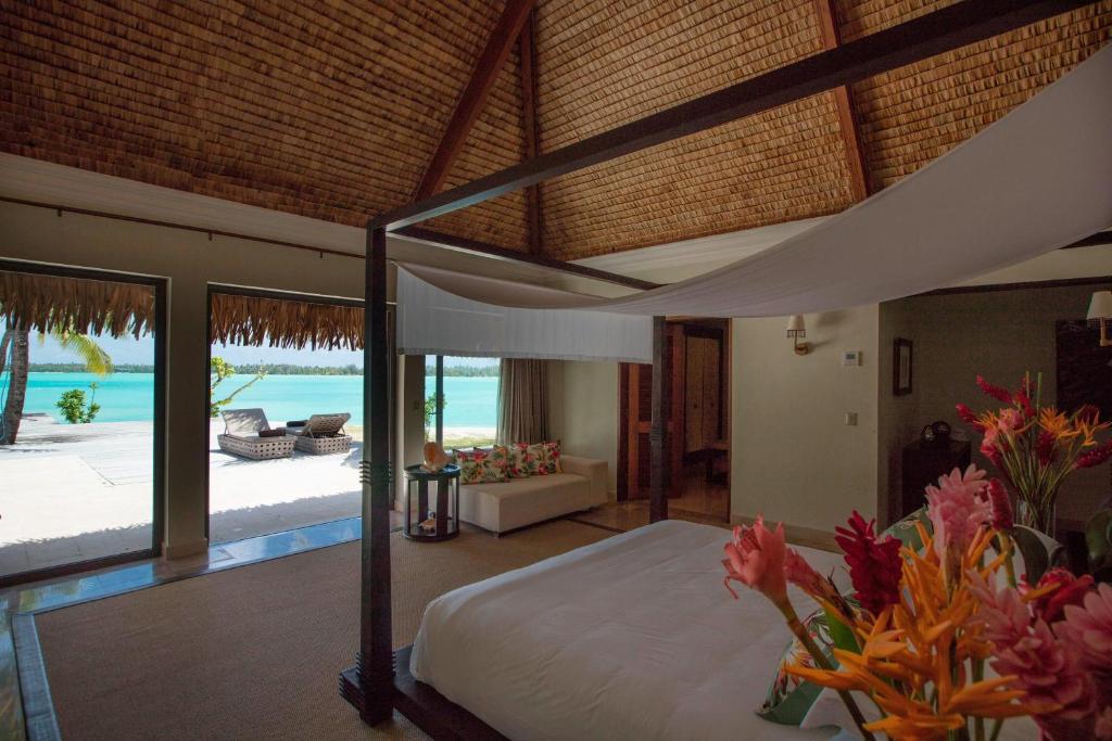 Postel nebo postele na pokoji v ubytování The St. Regis Bora Bora Resort