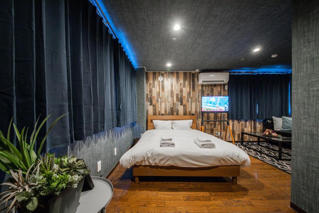 千歳市にあるSilk COURTのベッドルーム(ベッド1台、テレビ付)