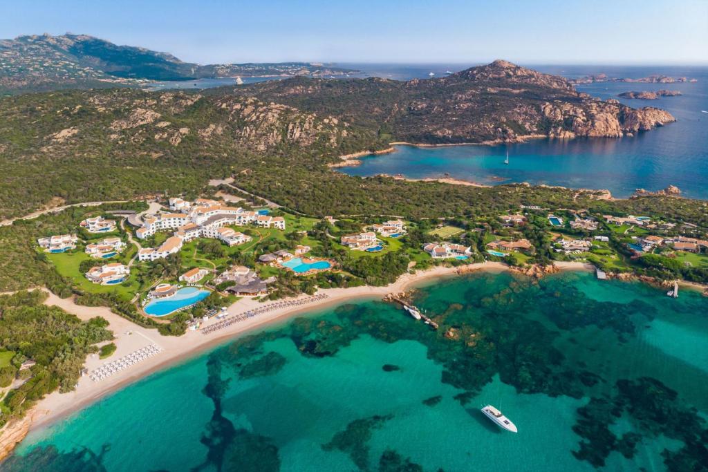 una vista aerea di un resort su una spiaggia di Romazzino, A Belmond Hotel, Costa Smeralda a Porto Cervo