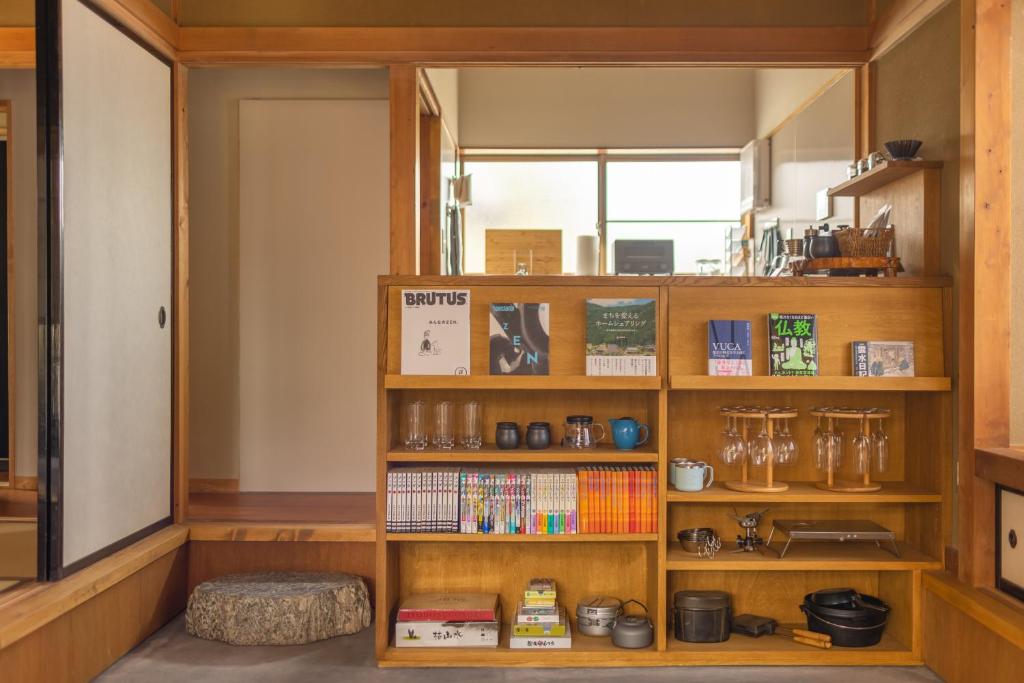 a room with a book shelf filled with books at TEMPLESTAY ZENSŌ in Chiyodamachi