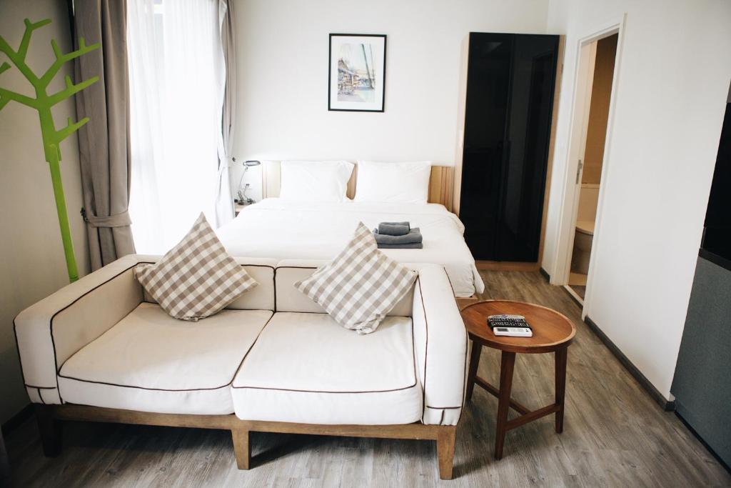 فضای داخلی استودیوهای The Deck Condo در پاتونگ همراه با استخر و باشگاه ورزشی در پوکت - تصویر ۳