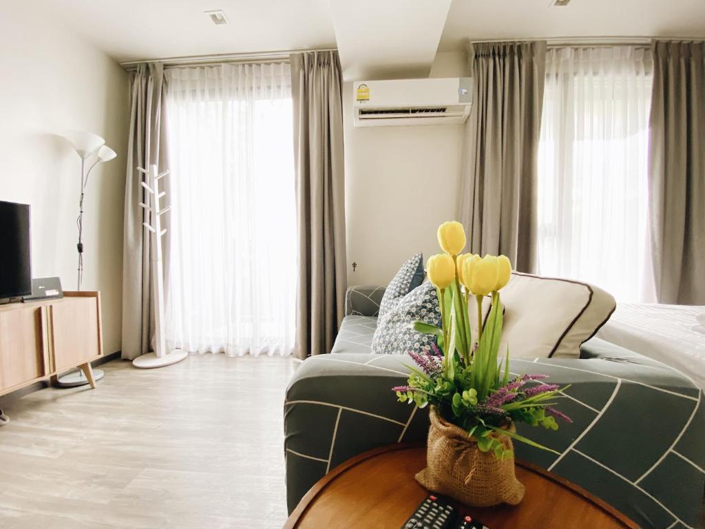 لابی و فضای عمومی استودیوهای The Deck Condo در پاتونگ همراه با استخر و باشگاه ورزشی - تصویر ۵