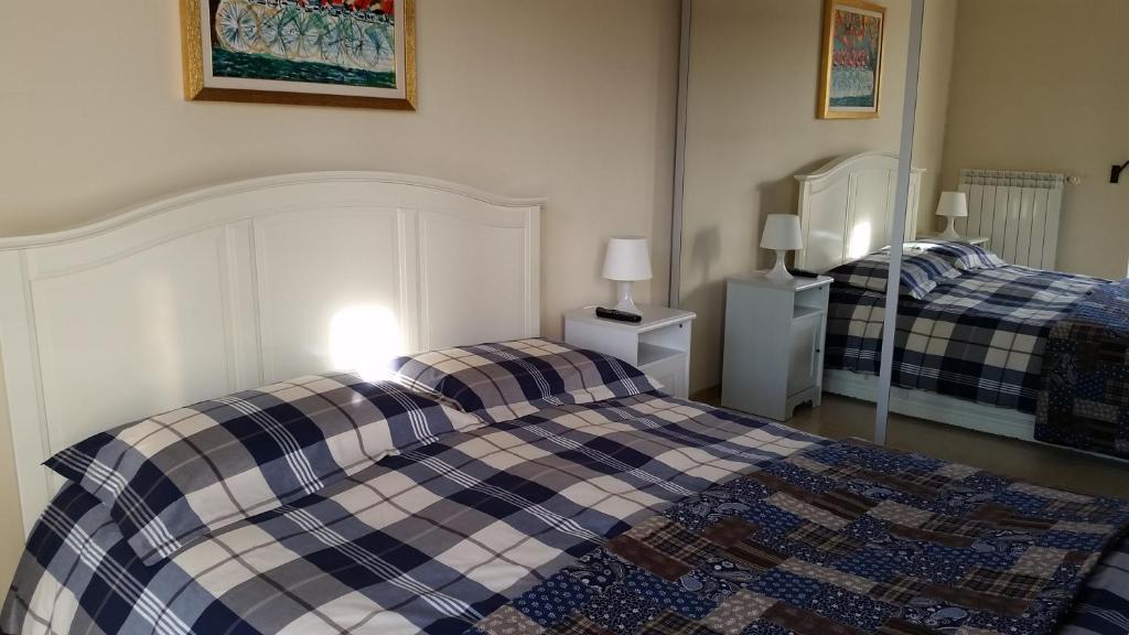 コンヴェルサーノにあるCiao Hotel & Residenceのベッドルーム(ベッド2台、ランプ2つ付)