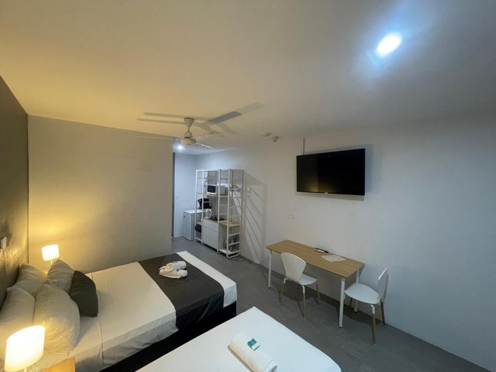 Rúm í herbergi á Winnellie Hotel Motel