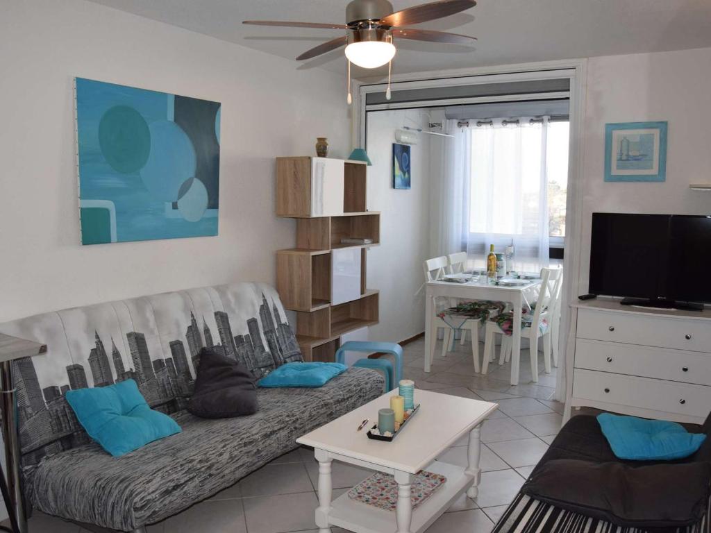 Televízia a/alebo spoločenská miestnosť v ubytovaní Appartement rénové avec loggia ensoleillée, proche plage, parking inclus, quartier calme - FR-1-387-191