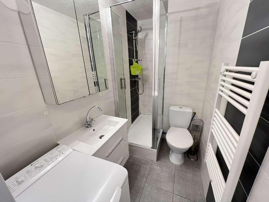 Kúpeľňa v ubytovaní Appartement T2 avec Jardin, Climatisation, Parking, et Proche Commerces (Animaux Acceptés) - FR-1-702-43