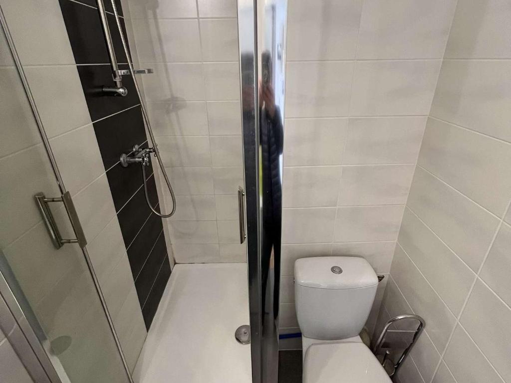Kúpeľňa v ubytovaní Appartement T2 avec Jardin, Climatisation, Parking, et Proche Commerces (Animaux Acceptés) - FR-1-702-43