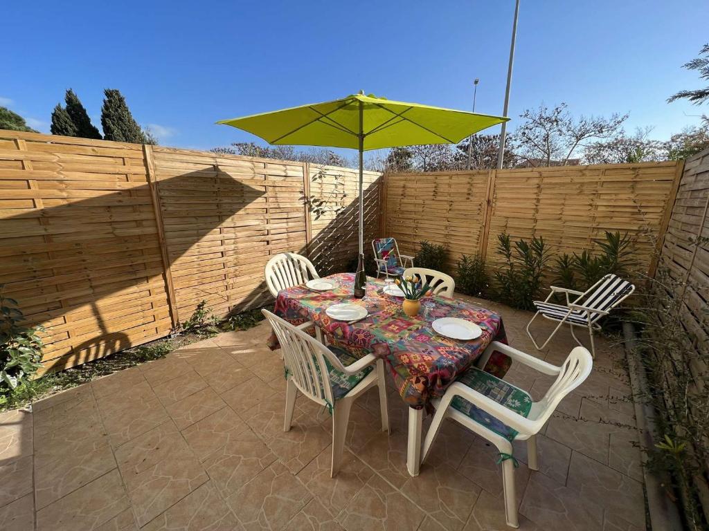 Patio alebo iná vonkajšia časť ubytovania Appartement T2 avec Jardin, Climatisation, Parking, et Proche Commerces (Animaux Acceptés) - FR-1-702-43
