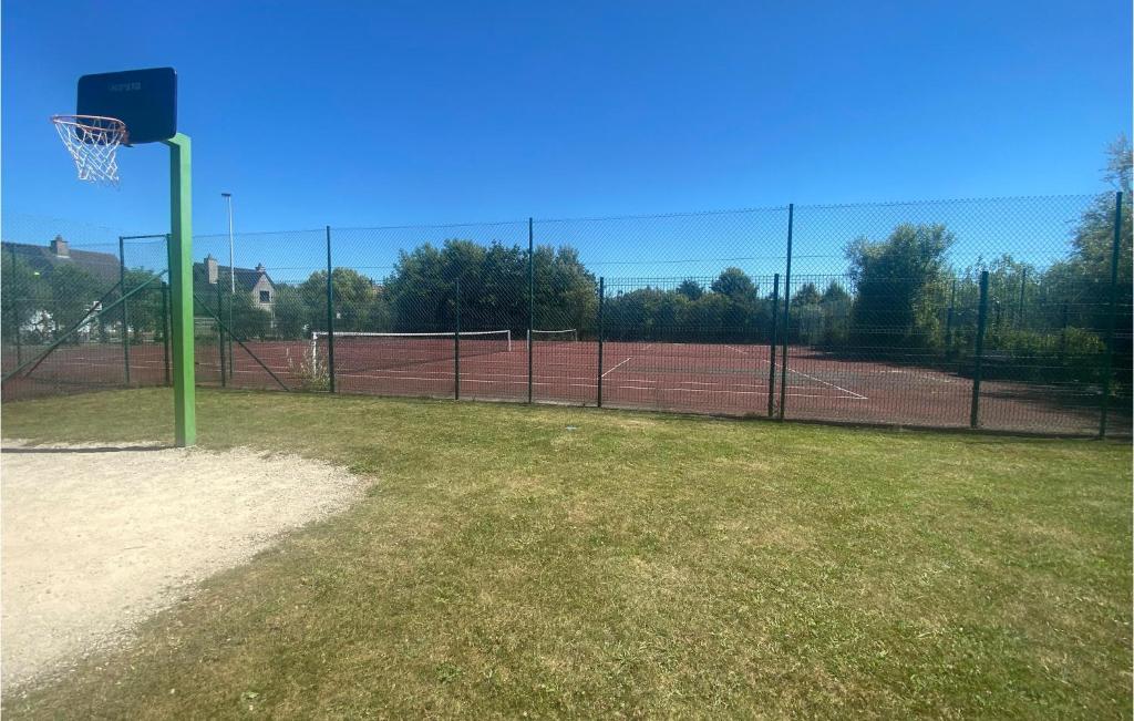 Tenis a/nebo squash v ubytování Gorgeous Apartment In Bredene nebo okolí