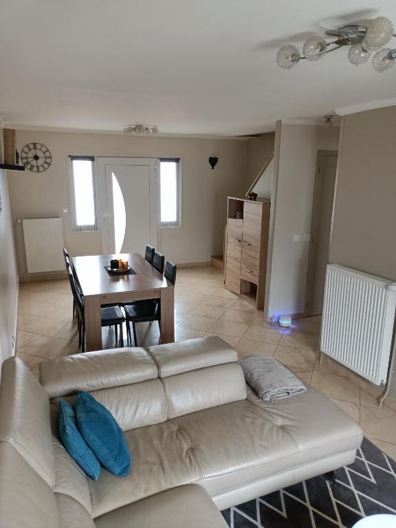 un salon avec un canapé et une table dans l'établissement Maison Aubergenville Elisabethville, à Aubergenville