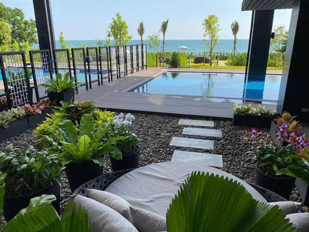 een tuin met een zwembad en een aantal planten bij Escape BestFamily Condo 1st Beach line in Ban Ang