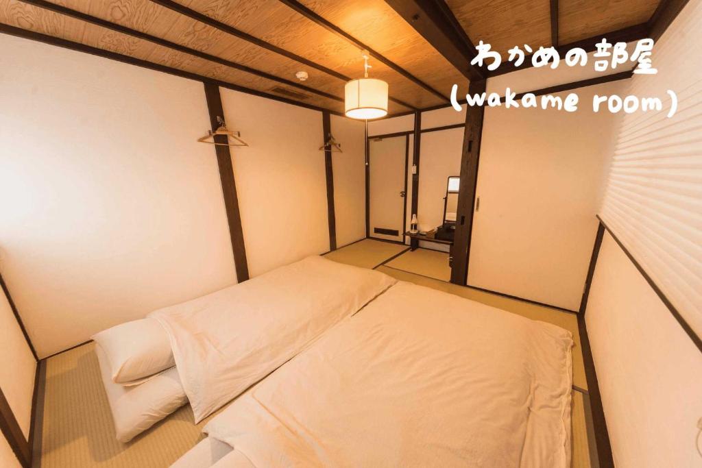 Postel nebo postele na pokoji v ubytování Book & Guesthouse Hitotomaru