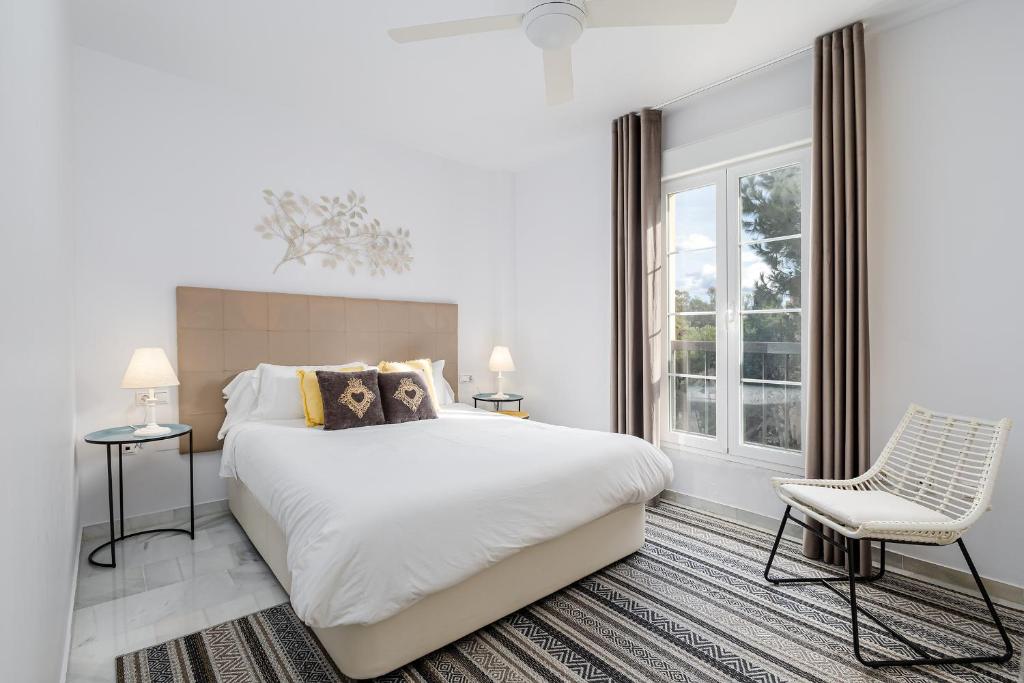 Postel nebo postele na pokoji v ubytování Marbella playa Residencial con piscina