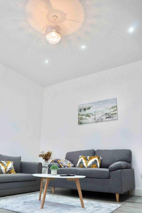 Posezení v ubytování Contemporary & Stylish House . FREE Parking