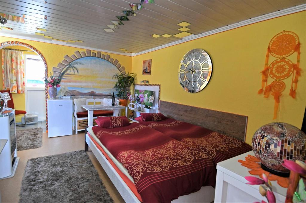 1 dormitorio con 1 cama grande y cocina en Ferien bei Conny en Nüziders