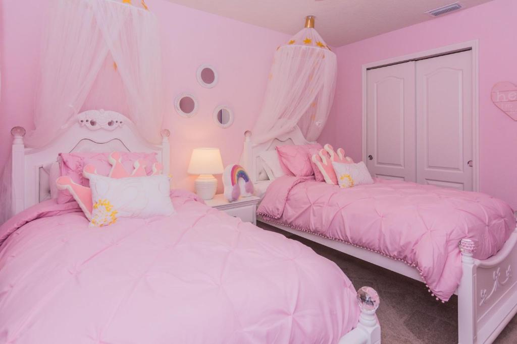 Ένα ή περισσότερα κρεβάτια σε δωμάτιο στο Lily Garden