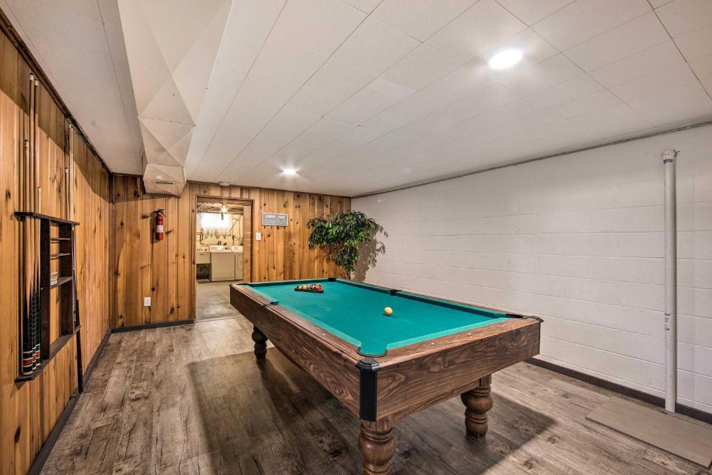 Marietta Home with Private Hot Tub, Pool Table!, Marietta (updated