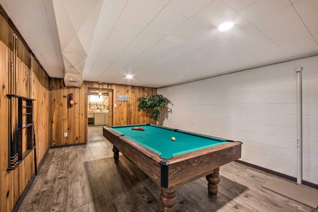 Billardbord på Marietta Home with Private Hot Tub, Pool Table!